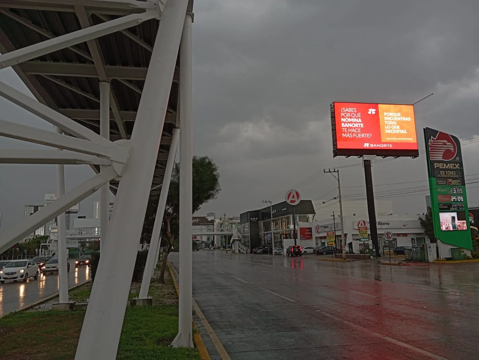 Imagen enfocando un cartel gigante de un anuncio publicitario